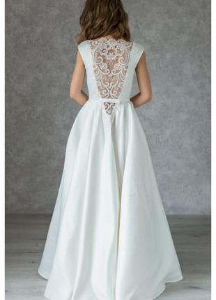 Шикарное свадебное платье с вышитой спиной4 фото