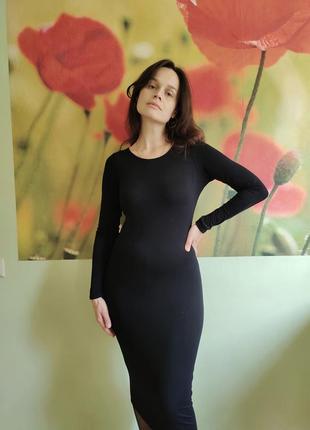 Чорна сукня-футляр довжини міді