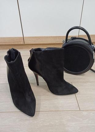 Ботильони шкіра замша на підборах, застібка позаду. zara.