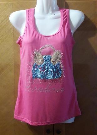 Яскрава футболка з цікавим малюнком