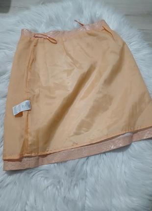 Персиковая кожаная юбка в змеиный принт8 фото