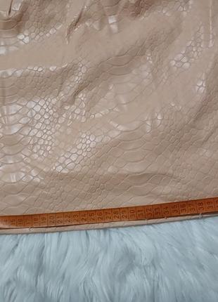 Персиковая кожаная юбка в змеиный принт6 фото