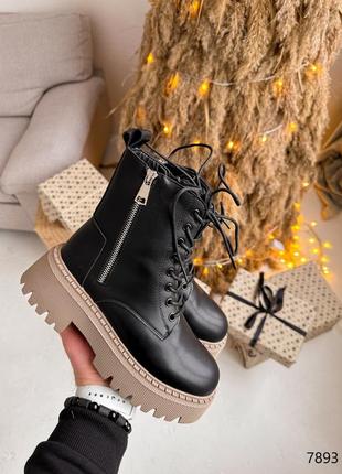 Черные натуральные кожаные зимние ботинки на шнурках шнуровке с молнией сбоку на бежевой толстой подошве кожа зима