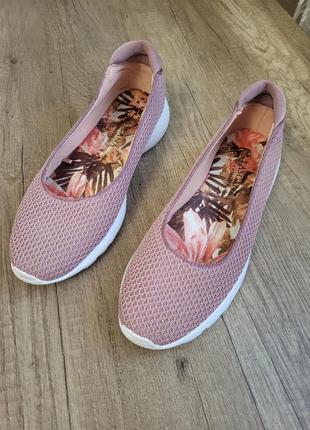 Мокасини, кросівки