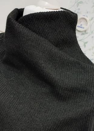 Свитер черный с интересной горловиной.