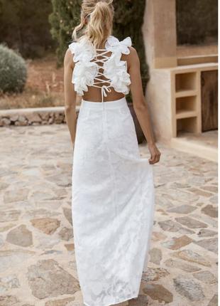Платье белое макси с оборками на спине и цветочным принтом1 фото