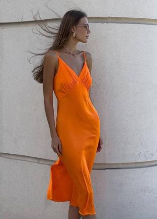Шелковое платье миди на тонких бретелях свободное платье белое оранжевое синие красная элегантная вечерняя трендовая стильная