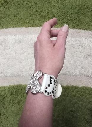 Кожаный браслет с бабочкой в камнях. италия.