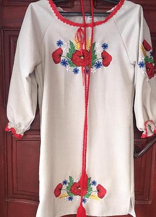 Платье вышитое