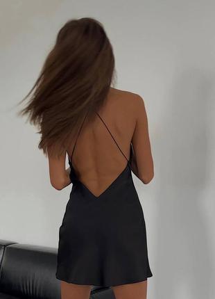 Платье мини на тонких бретелях с открытой спинкой платья короткая черная по фигуре элегантная вечерняя трендовая стильная9 фото