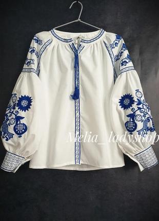 Яркая вышитая рубашка