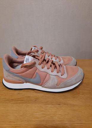 Жіночі кросівки