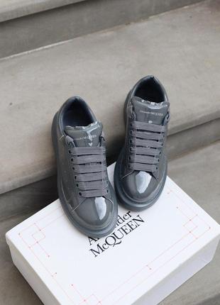 Лакированные кожаные кроссовки alexander mcqueen grey patent в сером цвете (36-42)😍