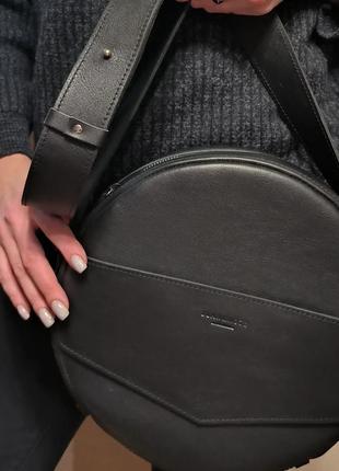 Кожаная круглая черная сумка трансформер рюкзак люкс качества2 фото