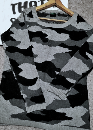 Модный свитер с шипами