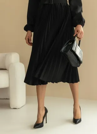 Черное платье миди с юбкой плиссе приталенное черное платье с пышной юбкой4 фото