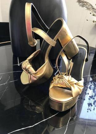 Золоті босоніжки на підборах із вузлом на платформі asos design10 фото