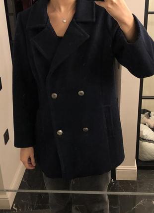 Короткое темно-синее пальто дизайнерское