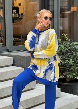 Яскравий вязаний костюм оверсайз