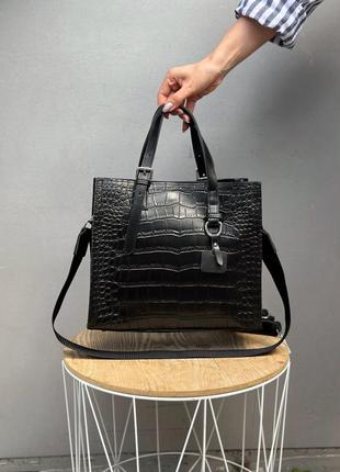 Кожаная женская черная сумка с двумя ремешками в тиснении под крокодила6 фото