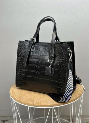 Кожаная женская черная сумка с двумя ремешками в тиснении под крокодила2 фото