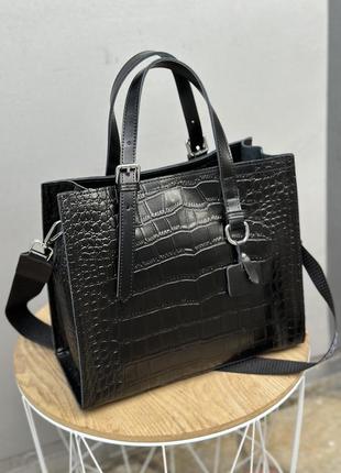 Кожаная женская черная сумка с двумя ремешками в тиснении под крокодила10 фото