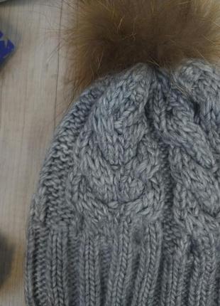 Женская шапка gian зимняя вязаная на флисе с помпоном серая размер 57-585 фото