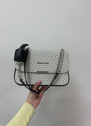 Kors в белом цвете