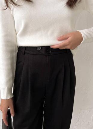 Теплые женские брюки из красивой ткани будут уместны при любом происшествии7 фото