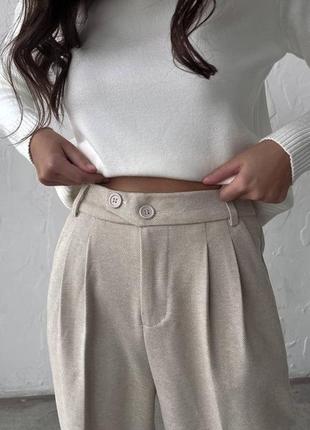 Теплые женские брюки из красивой ткани будут уместны при любом происшествии3 фото