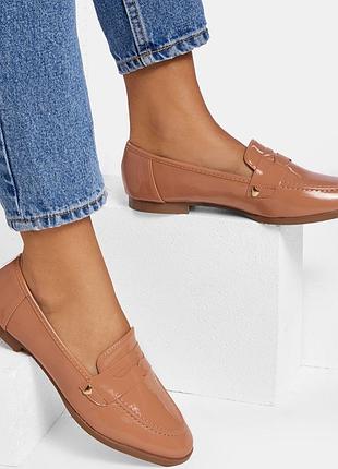 Бежеві мокасини