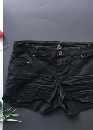 Джинсовые чёрные шорты с кружевом /коужевными вставками и высокой посадкой