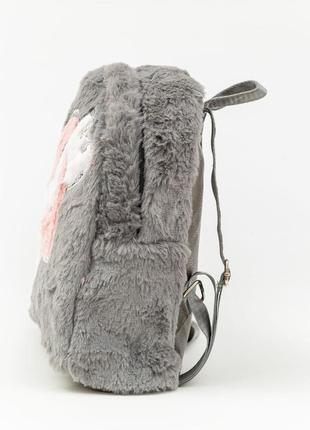 Пушистый меховой рюкзак с принтом сердечко и пайетками3 фото