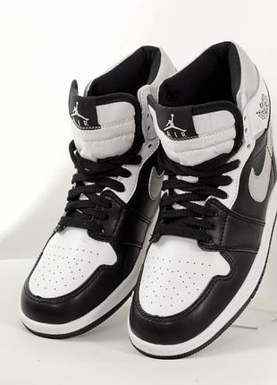Чоловічі кросівки nike air jordan 1 retro white black grey чорного з білим та чорним кольорів2 фото