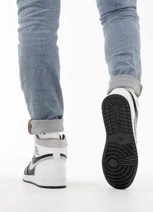 Чоловічі кросівки nike air jordan 1 retro white black grey чорного з білим та чорним кольорів6 фото