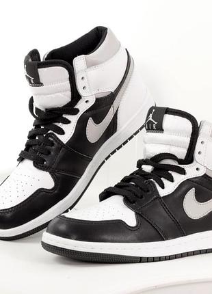 Чоловічі кросівки nike air jordan 1 retro white black grey чорного з білим та чорним кольорів3 фото