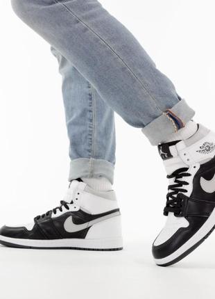 Чоловічі кросівки nike air jordan 1 retro white black grey чорного з білим та чорним кольорів5 фото
