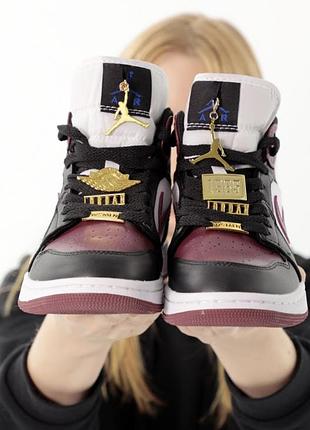Жіночі кросівки nike air jordan 1 retro white black burgundy бордового з білим та...
