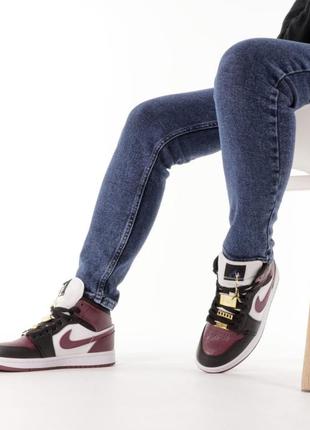 Жіночі кросівки nike air jordan 1 retro white black burgundy бордового з білим та...