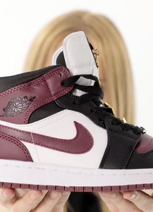 Жіночі кросівки nike air jordan 1 retro white black burgundy бордового з білим та...