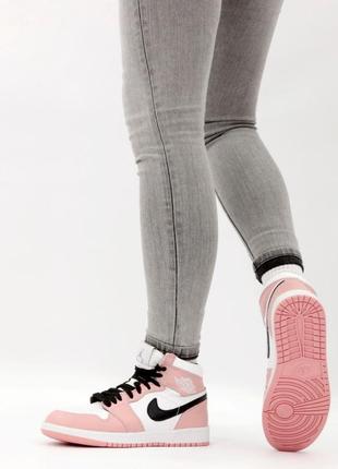Жіночі кросівки nike air jordan 1 retro white black pink рожевого з білим та чорним кольорів4 фото