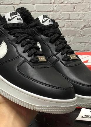 Зимові жіночі кросівки nike air force 1 low white black winter fur чорного з білим кольорів з хутром