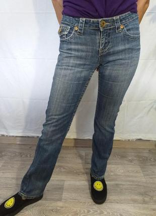 Джинсы, отстрочка люрексом, оригинальный боковой шов.