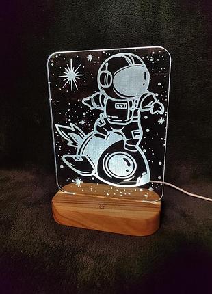 Светильник ночник акриловый. астронавт на ракете. с сенсорной кнопкой