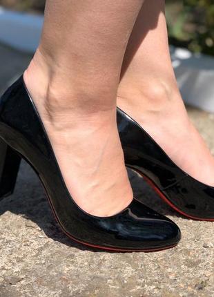 Совсем новые черные лаковые туфли с красной подошвой4 фото