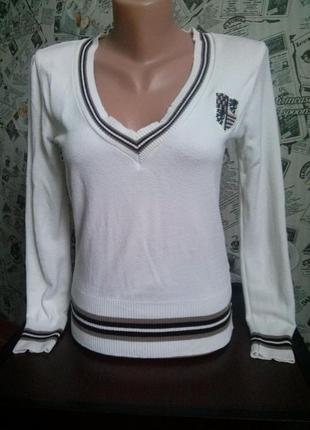Белый джемпер свитер с коричневой окантовкой с v-образным вырезом1 фото