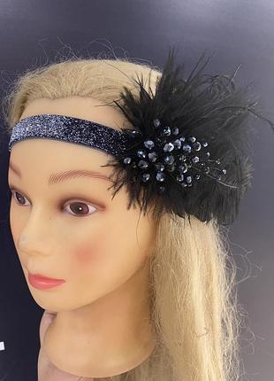 Повʼязка чорно-гравтова з пірʼя на голову в стилі чікаго, гетсбі, мафія