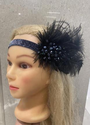 Повʼязка чорно-гравтова з пірʼя на голову в стилі чікаго, гетсбі, мафія