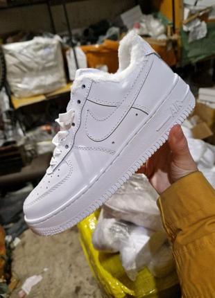 Кроссовки унисекс зимние белые nike air force 1 low white fur1 фото