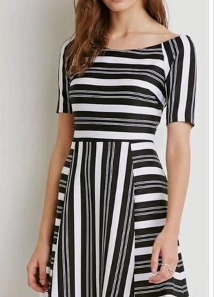Неопреновое платье в полоску с юбкой солнцеклеш